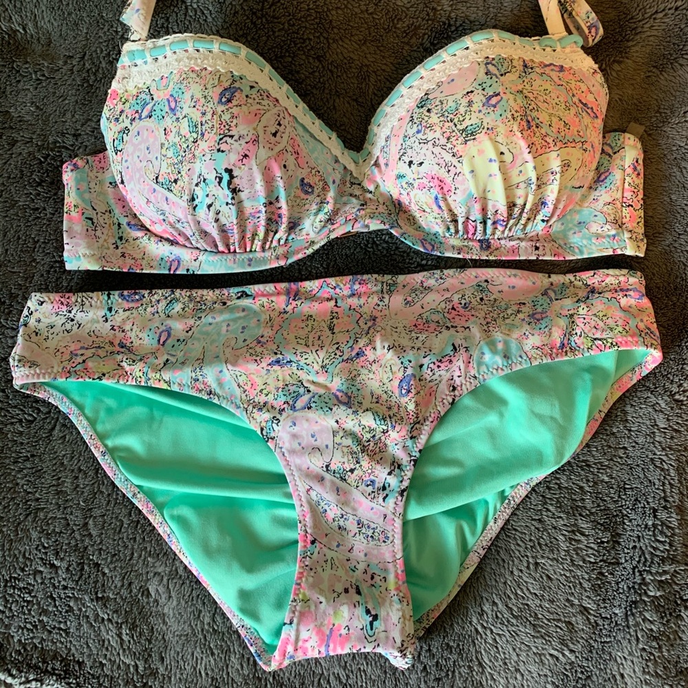 Bikini - Picture 1 of 2